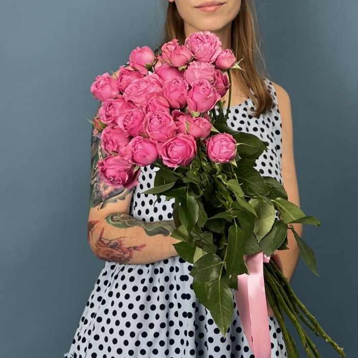 7 кустовых пионовидных роз Мисти Баблс 60 см